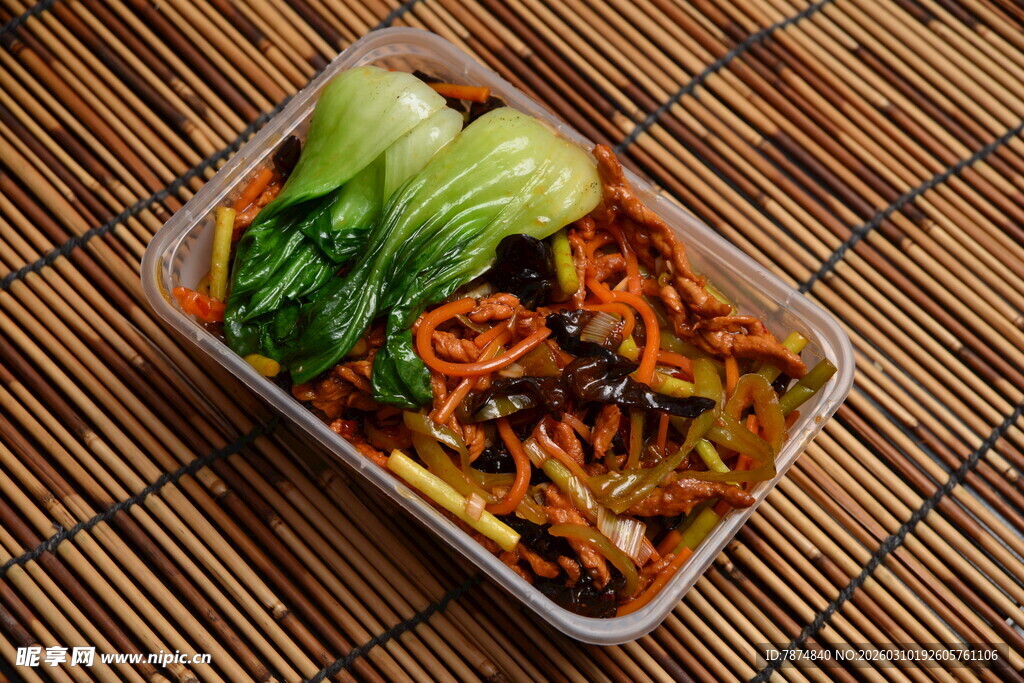 美味盒装蔬菜肉丝拌饭