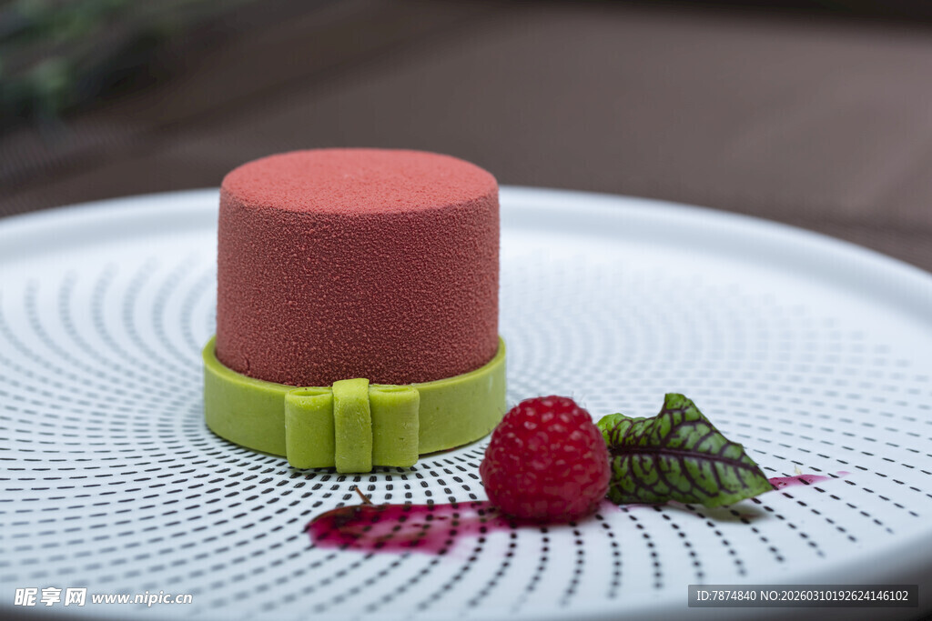 粉色慕斯配鲜果装饰