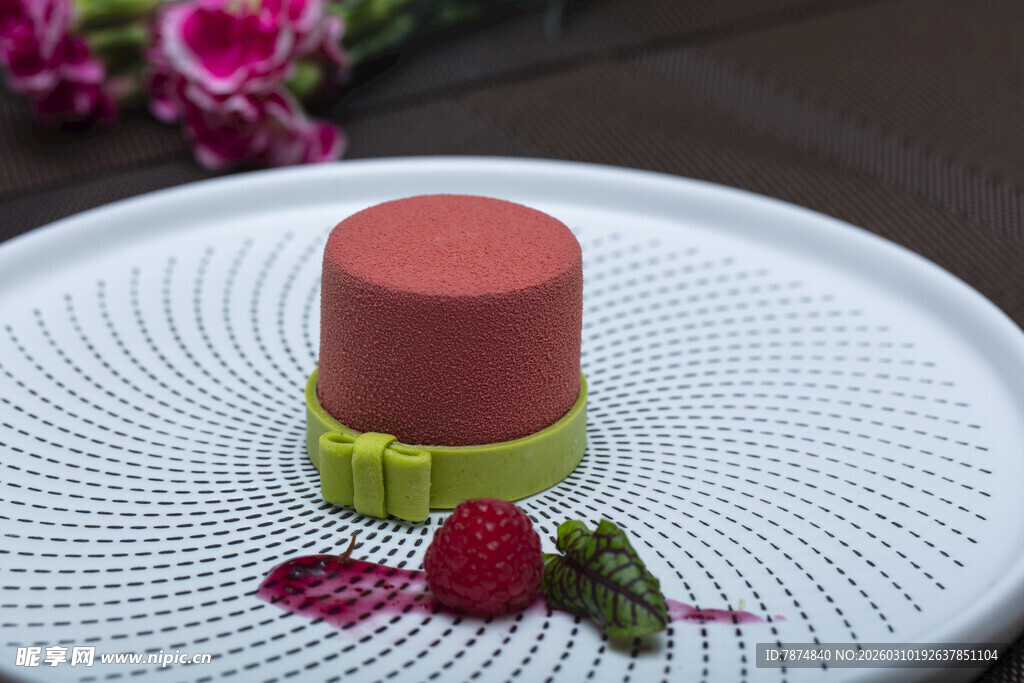 精致红丝绒蛋糕配鲜果