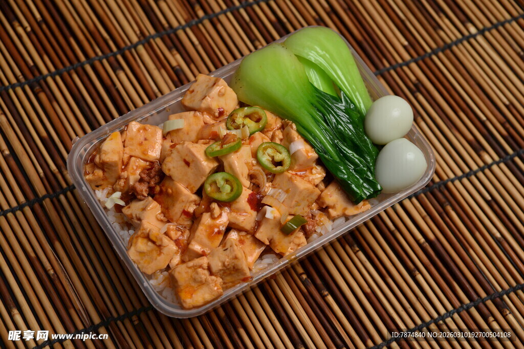 美味盒装炒饭配蔬菜