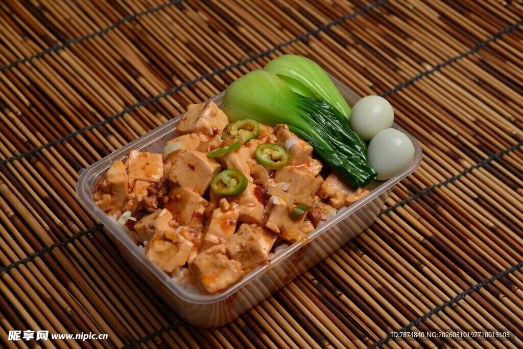 盒装美味拌饭配青菜