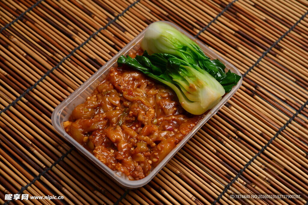 盒装饭菜配青菜