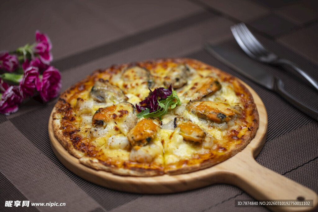 美味海鲜披萨摆于木盘上