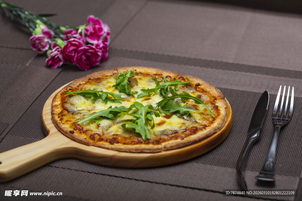 美味蔬菜披萨配餐具鲜花