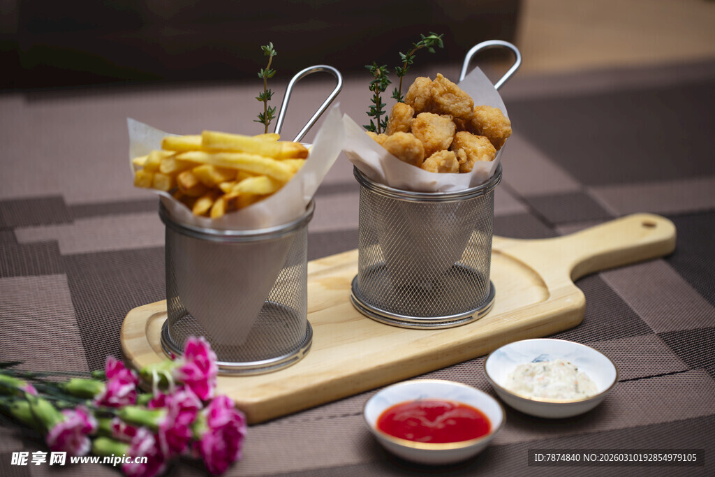 美味炸物拼盘配蘸酱