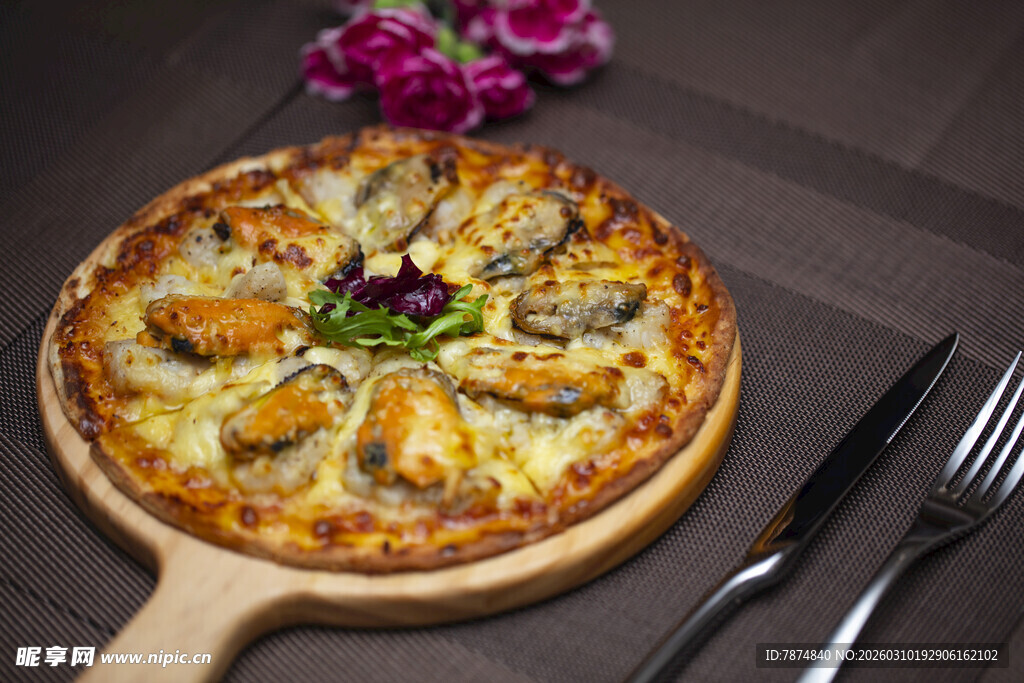 美味海鲜披萨摆放在木盘上