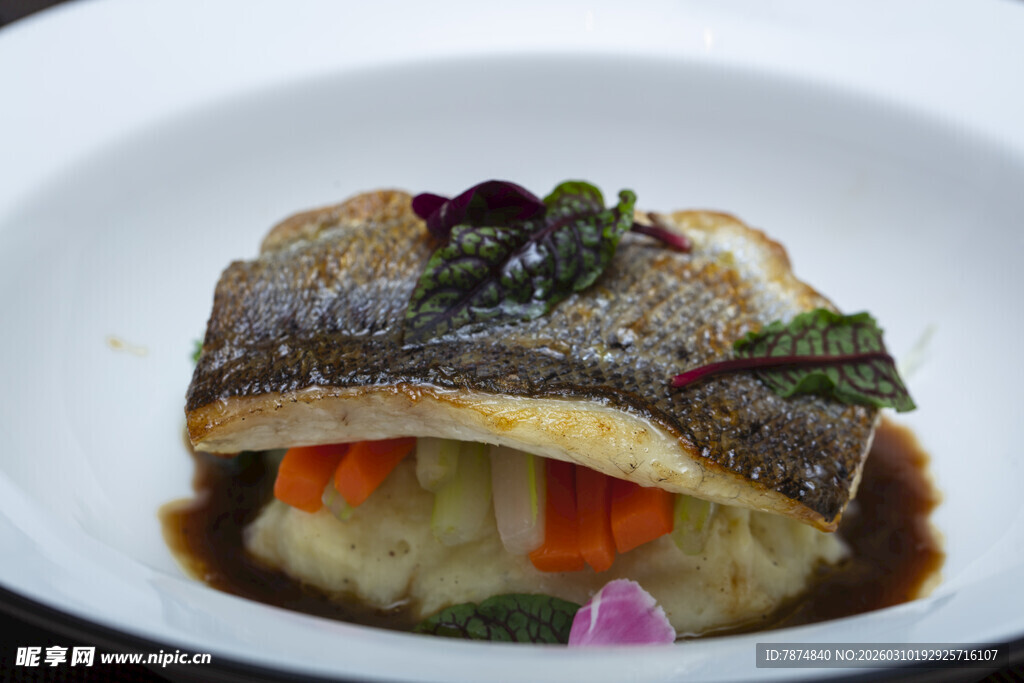 精致摆盘的美味鱼肉料理