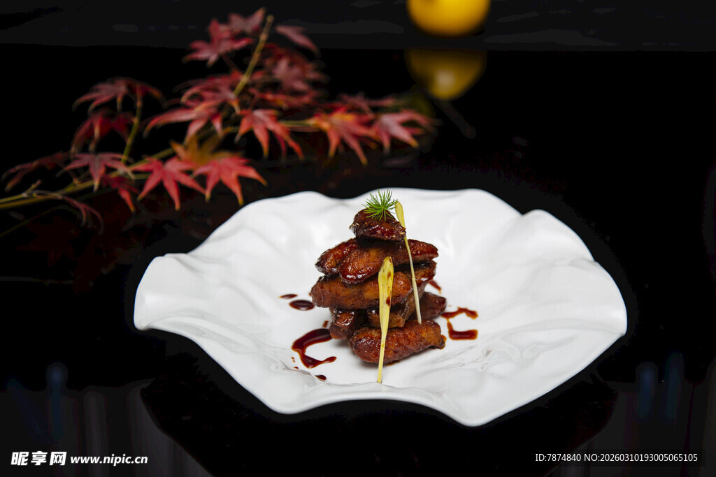 精致摆盘的美味酱汁菜肴