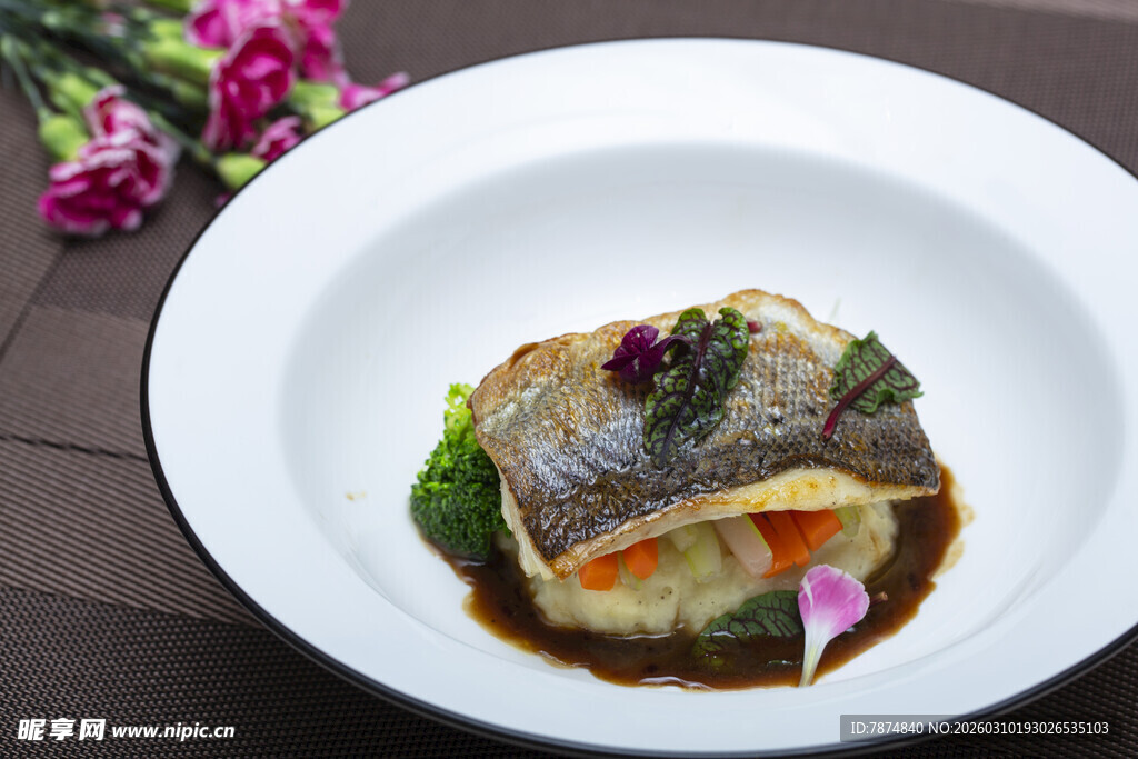 香煎鱼排配蔬菜摆盘精美