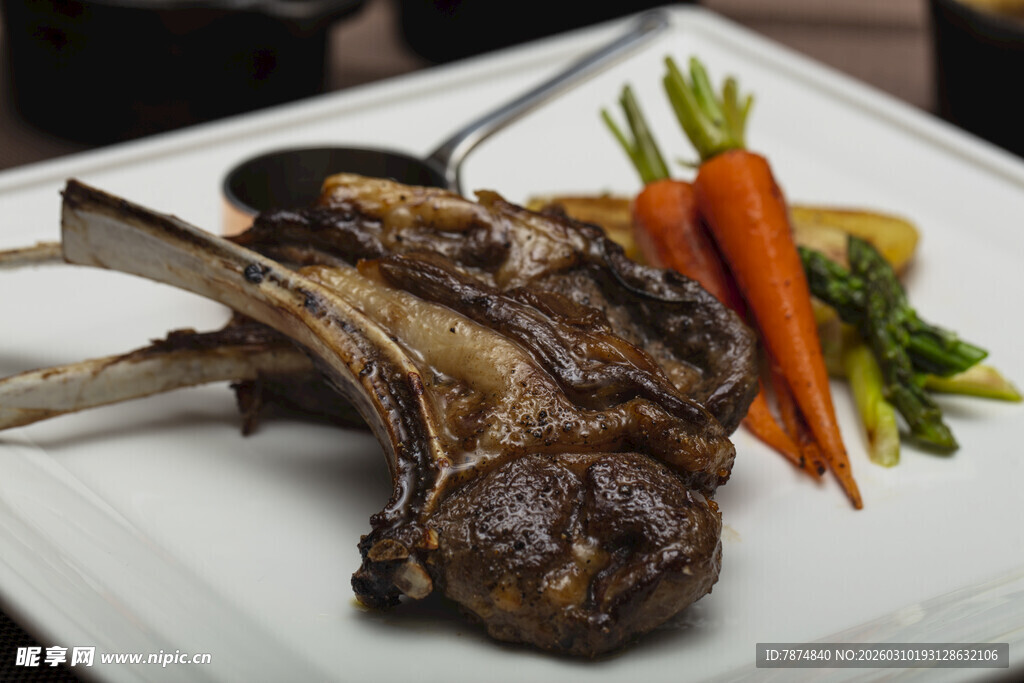 香煎羊排配新鲜时蔬