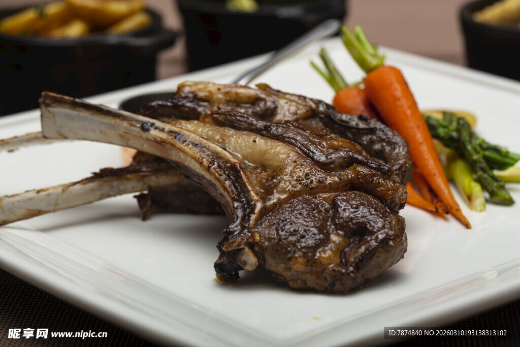 美味烤羊排配新鲜蔬菜