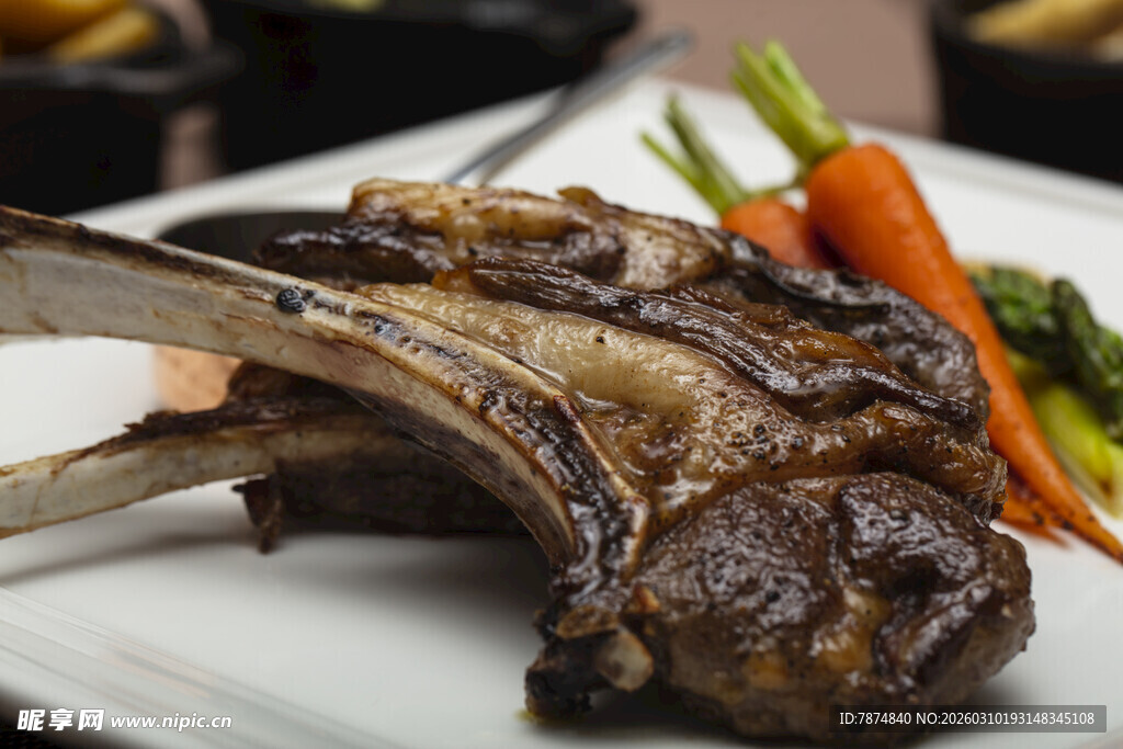 美味烤羊排配新鲜蔬菜