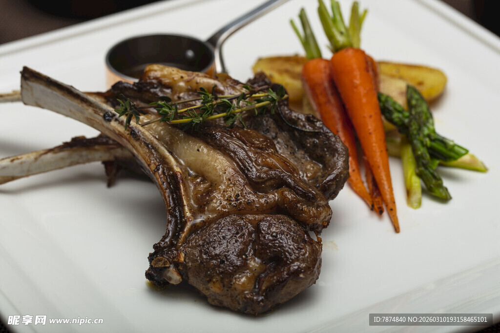 美味烤羊排配新鲜蔬菜