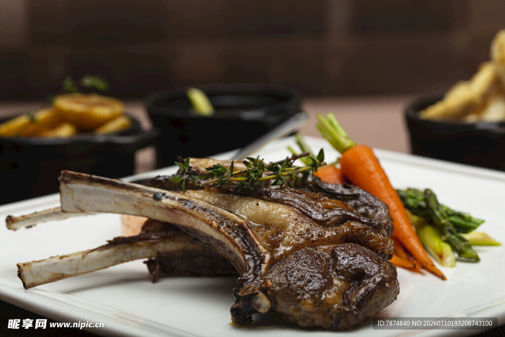 美味烤羊排配多彩蔬菜