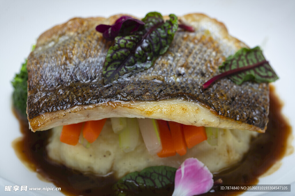 香煎海鱼配多彩蔬菜