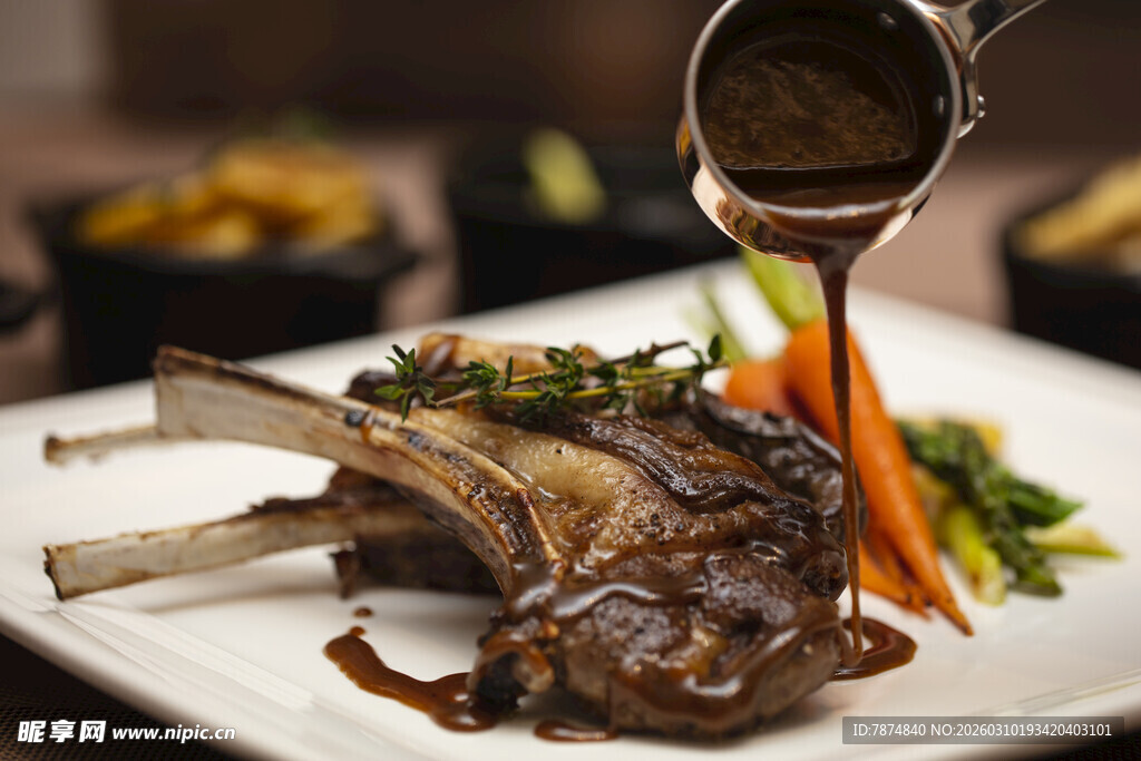美味烤羊排浇汁特写