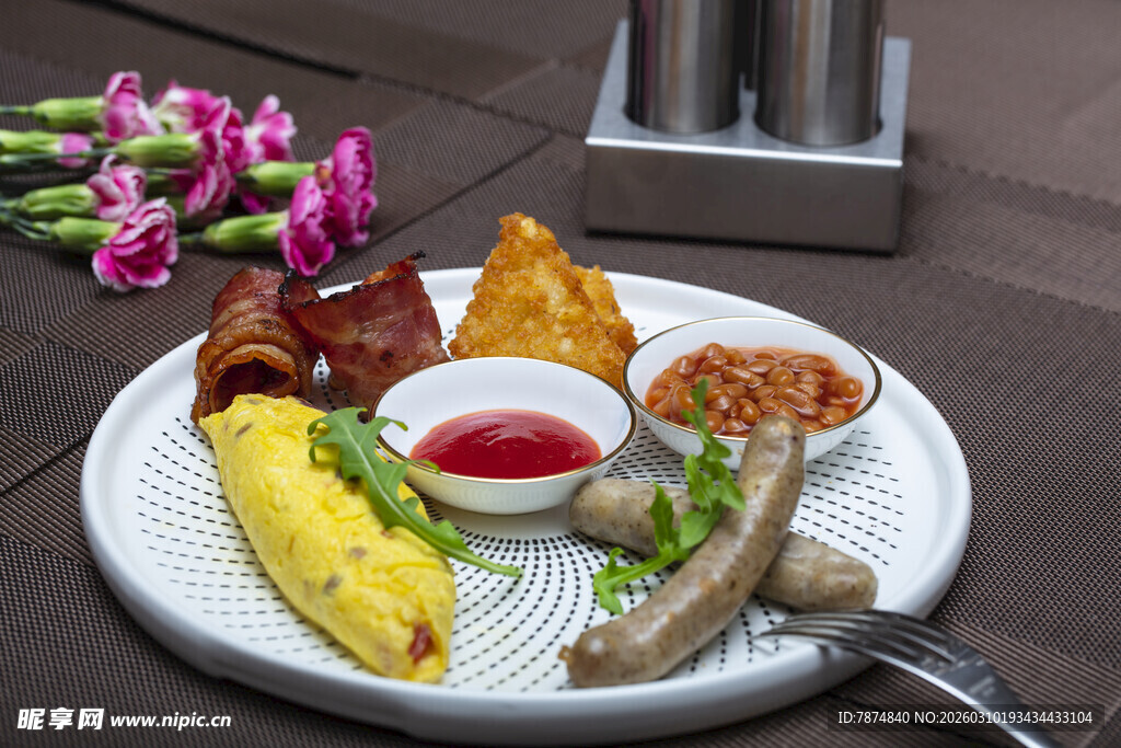 丰盛多样的早餐拼盘