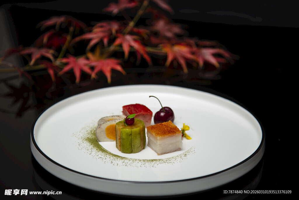 精致日式甜点摆盘展示