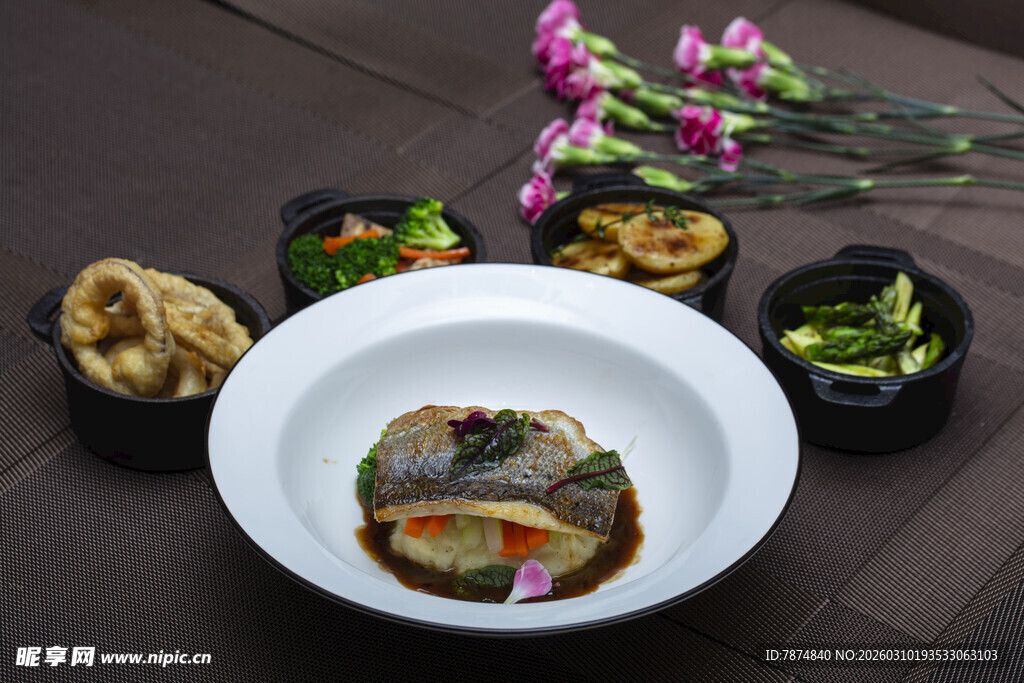 中式精美摆盘的特色菜肴