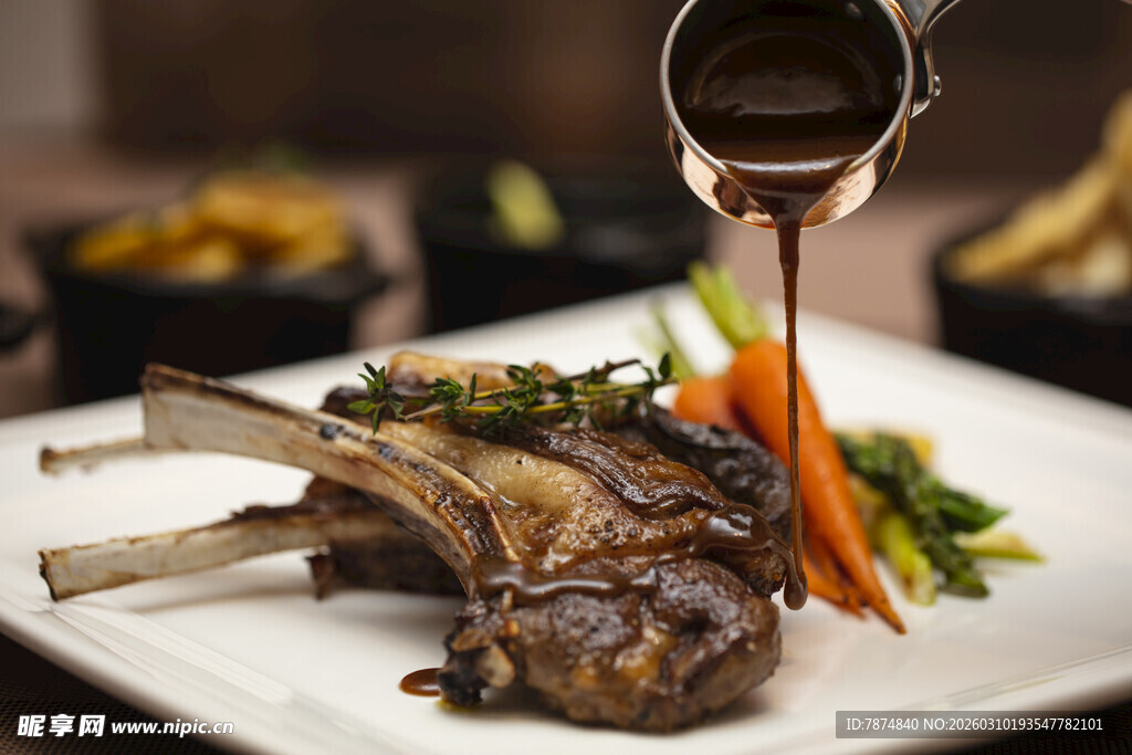 美味烤羊排浇汁瞬间