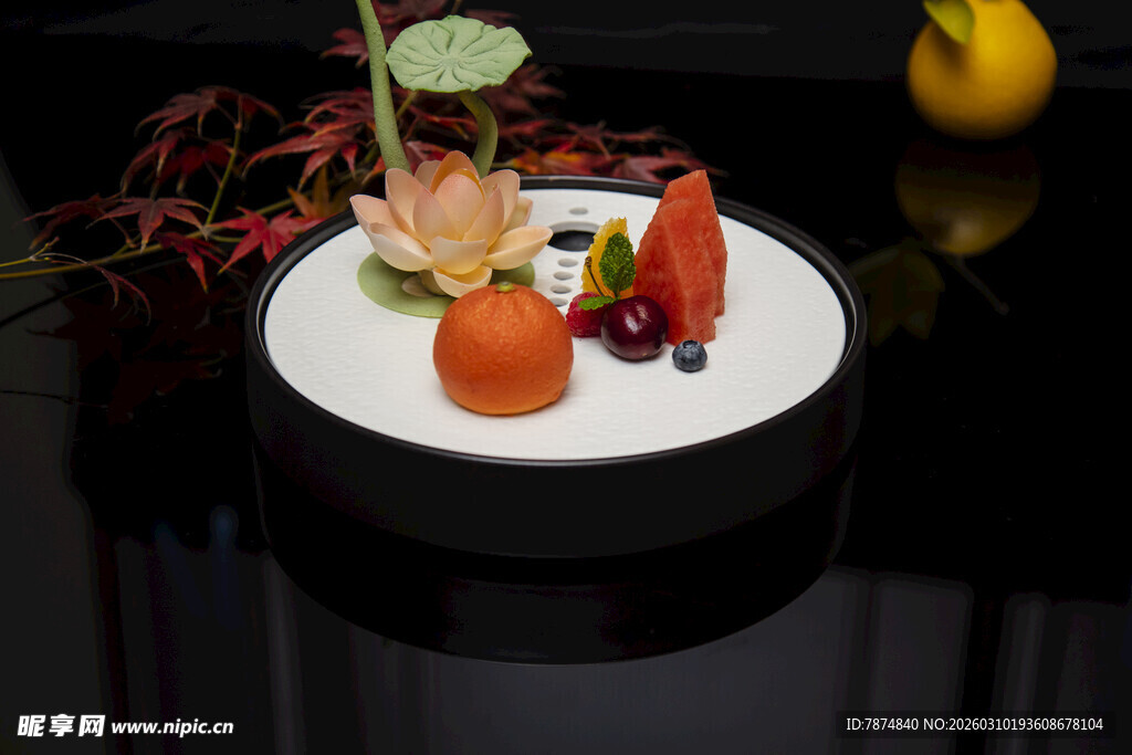 精致摆盘的创意果蔬料理