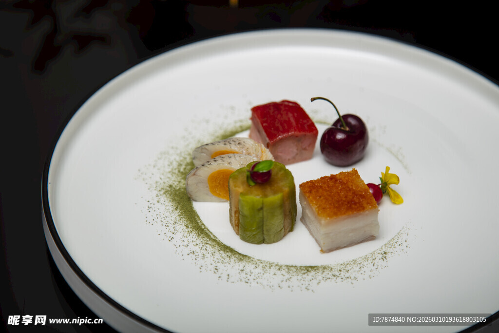 精致摆盘的创意水果拼盘