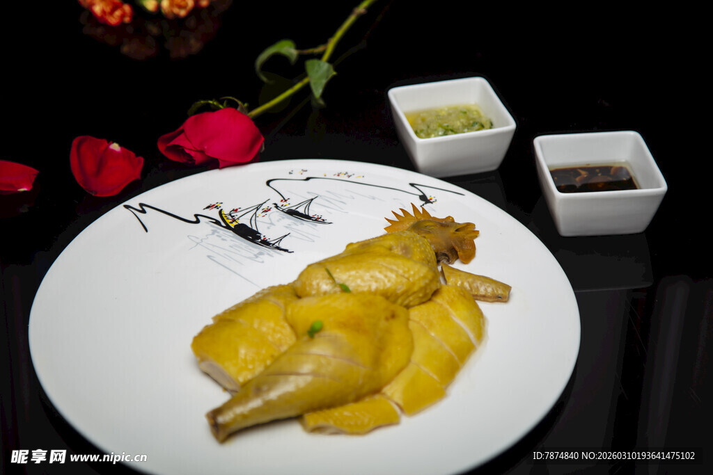 美味白切鸡配精致蘸料