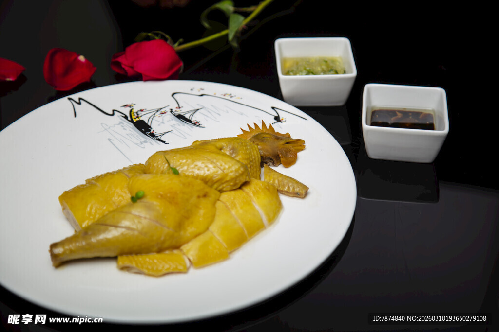 美味金黄烤鸡配精致小料