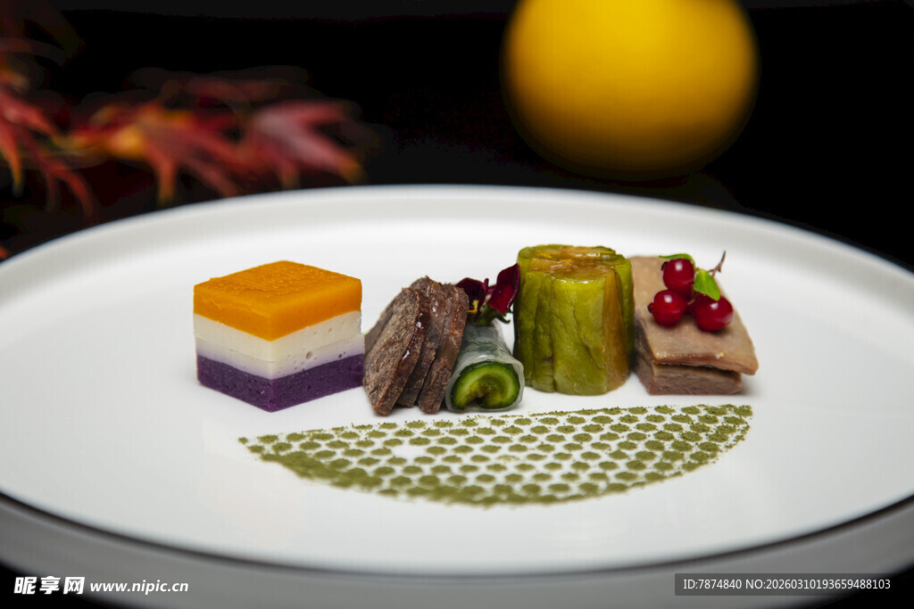 精致摆盘的多样美味甜点