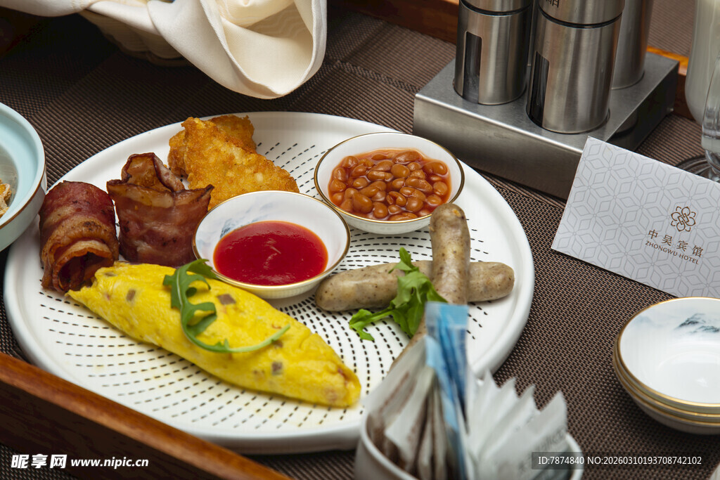 丰盛美味的多样早餐拼盘