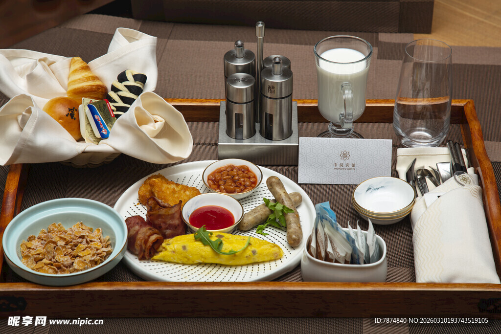 酒店客房内的美味早餐托盘