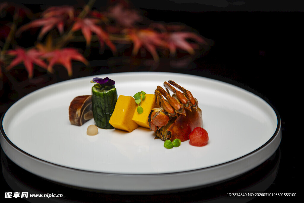 精致摆盘的美味创意菜肴