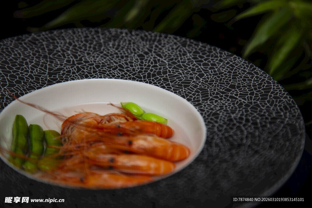 精致摆盘的美味鲜虾菜肴