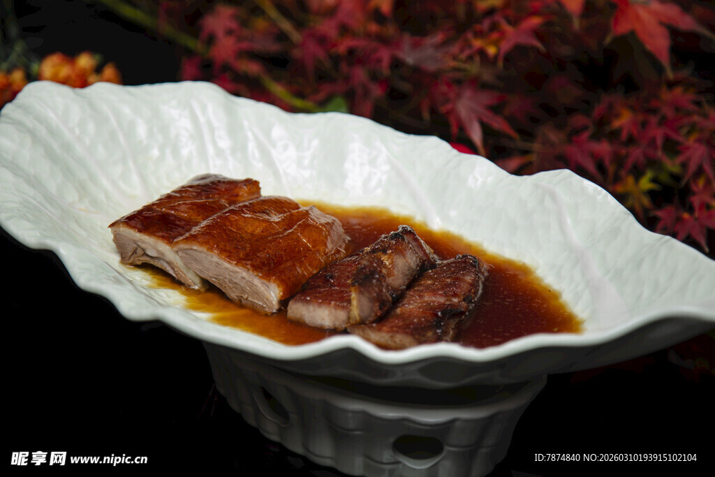 精致摆盘的美味烤鸭