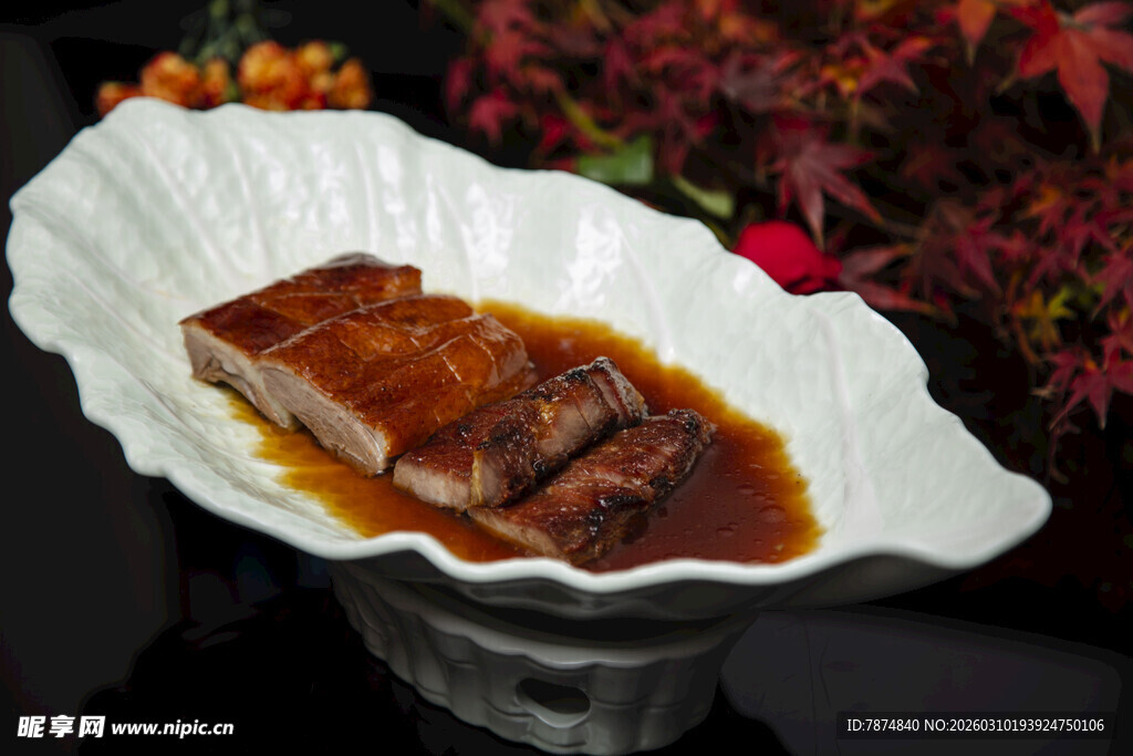美味酱汁排骨摆于白盘