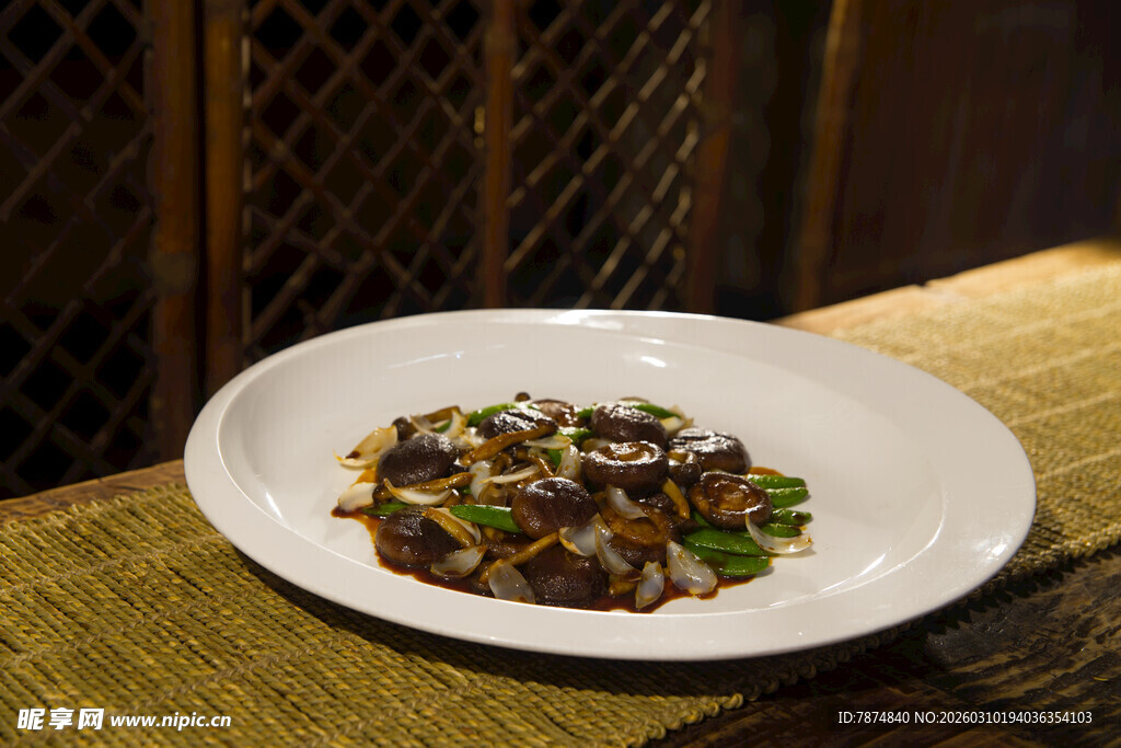 美味黑椒牛肉装盘特写