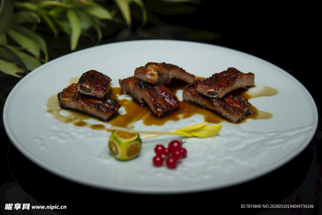 精致摆盘的美味烤物