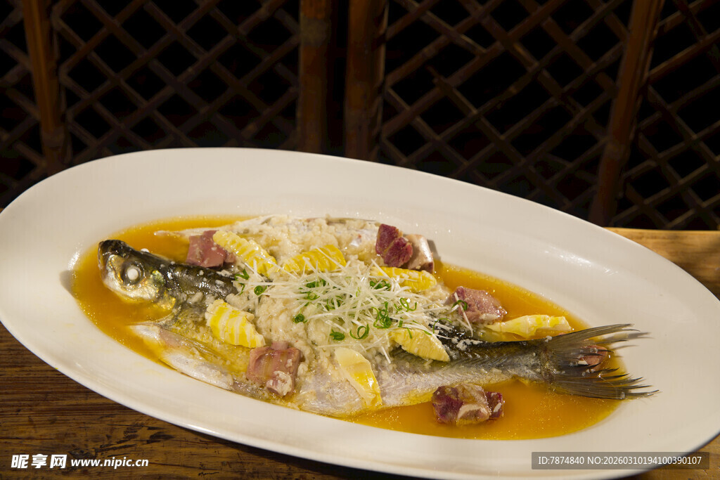 清蒸鱼配特色酱汁