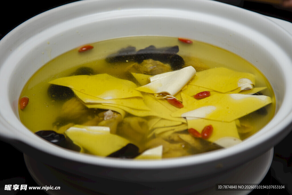 滋补鸡汤砂锅美食