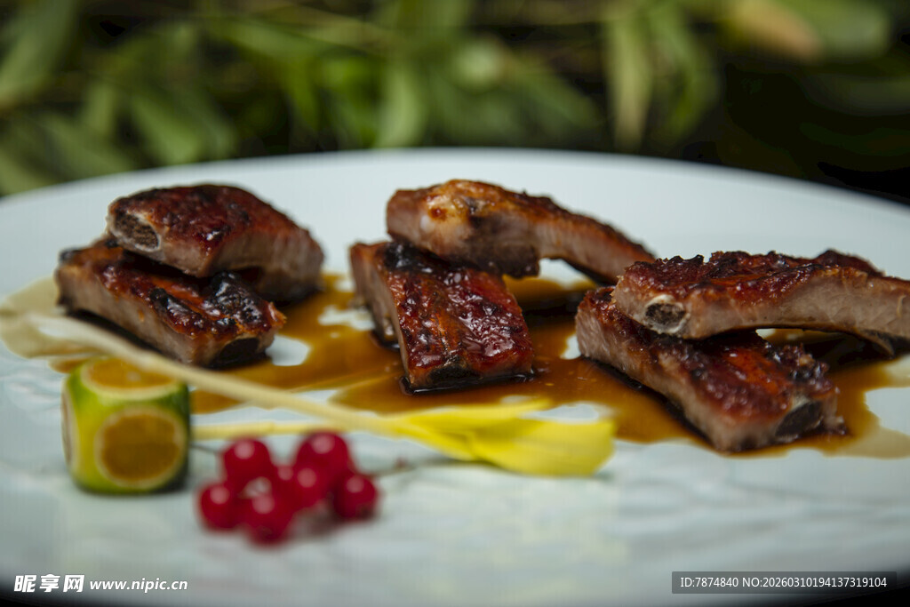 香煎鸭胸配鲜果摆盘