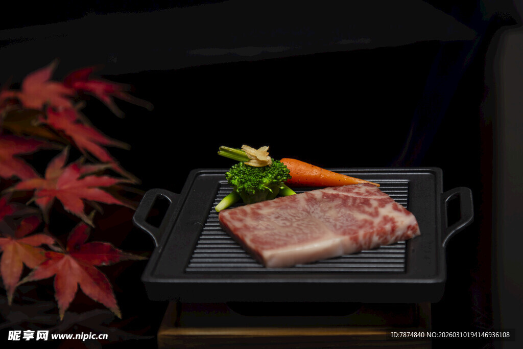 日式铁板牛排配蔬菜