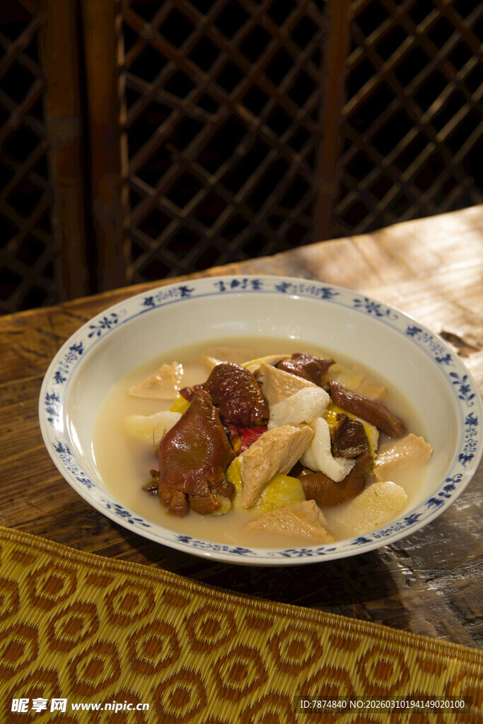 中式美味汤品摆于桌