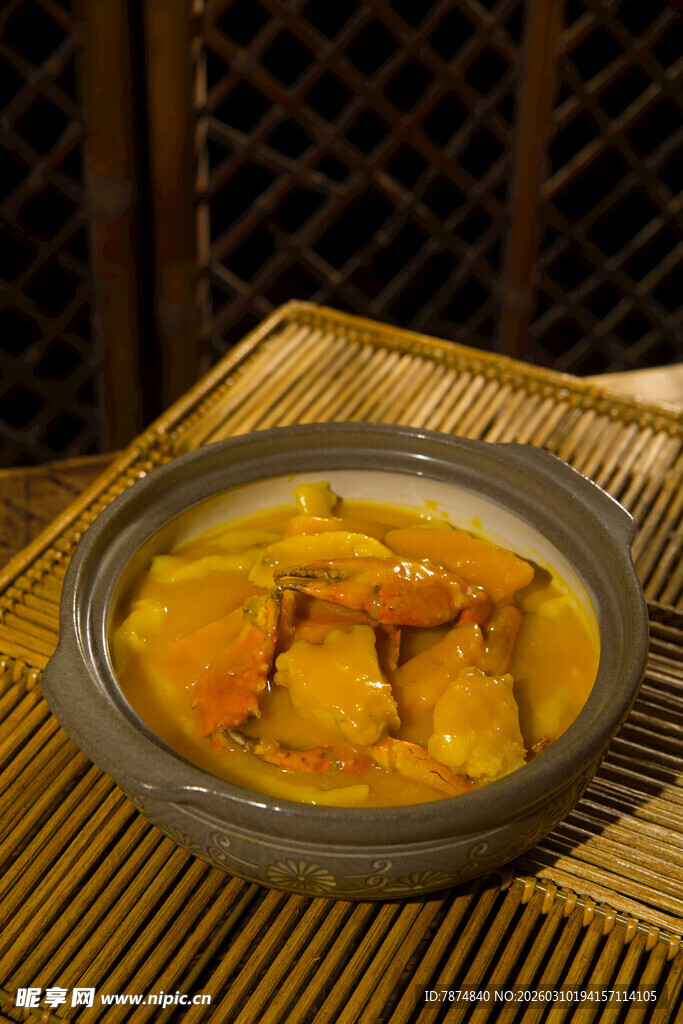 竹席上的美味炖菜