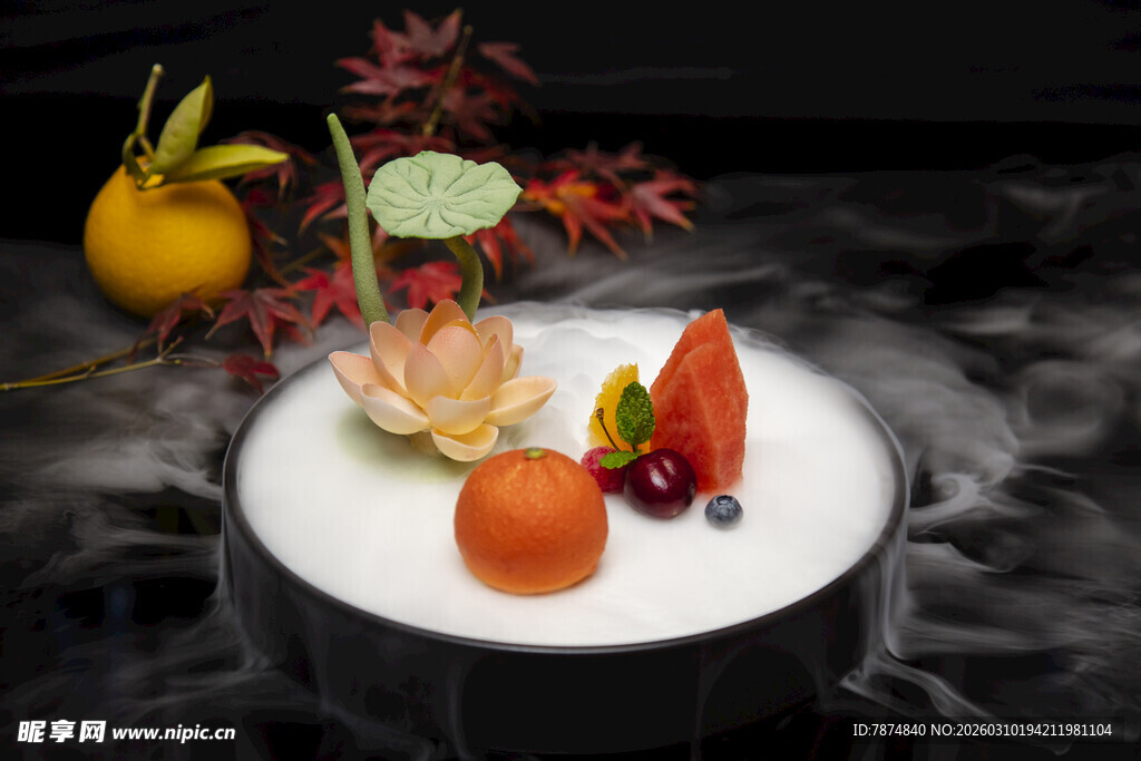 精致摆盘的创意水果甜点