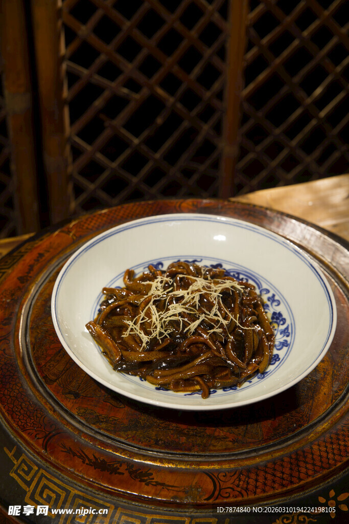 中式美味菜肴摆于木盘上