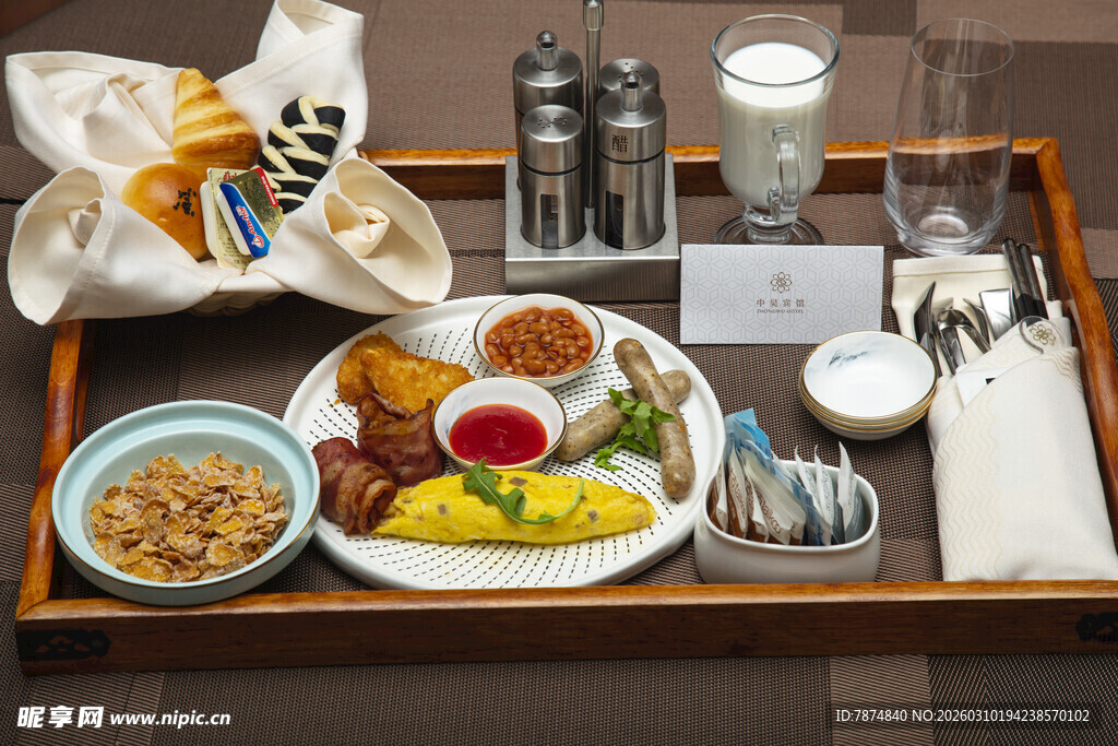 丰盛早餐托盘美食展示