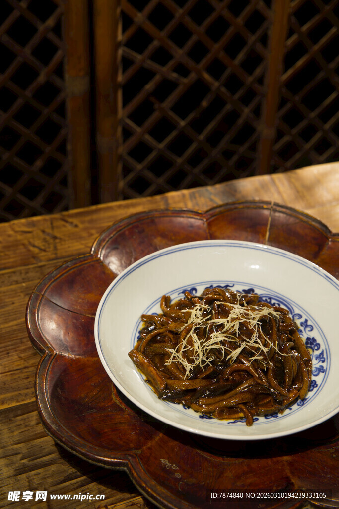 中式木盘上的美味特色菜肴