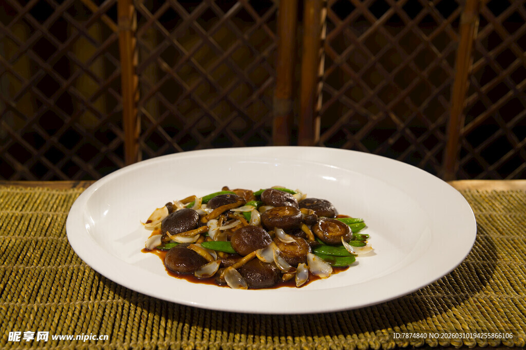 中式小炒装盘展示