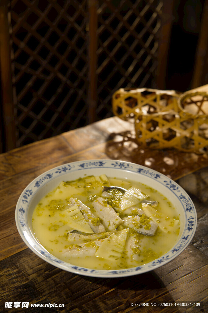 美味酸菜鱼片摆于木桌