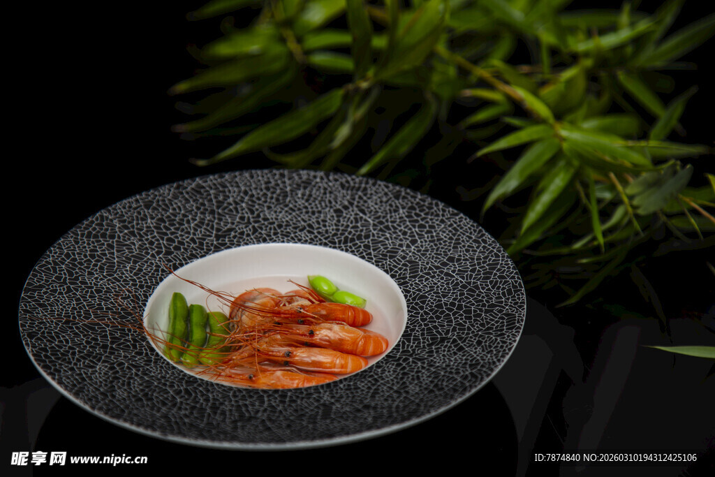 精致盘中美味虾料理